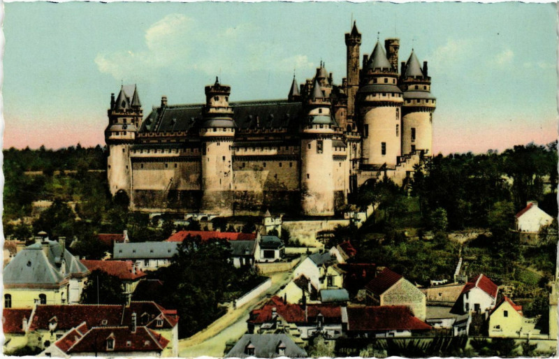 Carte postale ancienne Pierrefonds - Le Chateau - Vue prise de la Roche à Pierrefonds