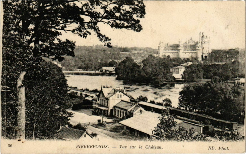 Carte postale ancienne Pierrefonds - Vue sur le Chateau à Pierrefonds