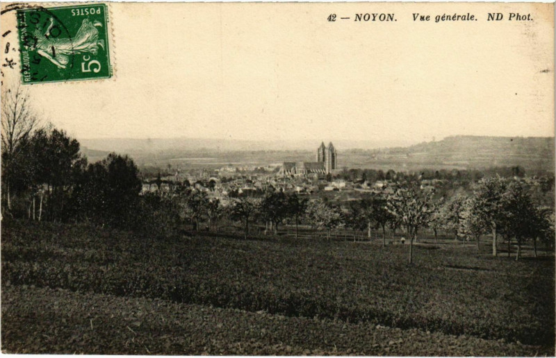 Carte postale ancienne Noyon - Vue Generale à Noyon