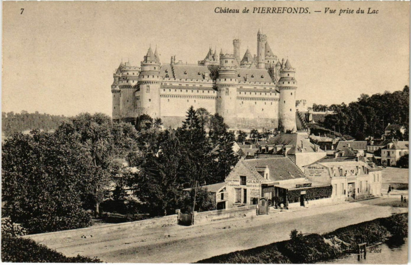 Carte postale ancienne Pierrefonds - Chateau de Pierrefonds - Vue prise du Lac à Pierrefonds