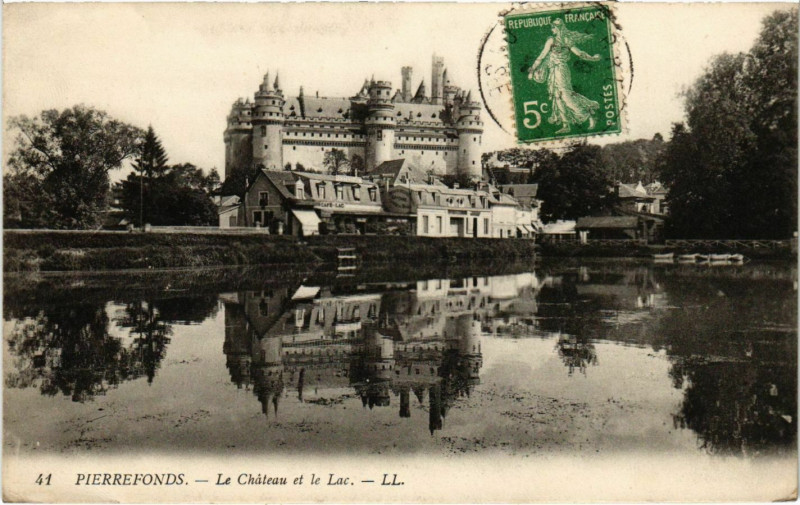 Carte postale ancienne Pierrefonds - Le Chateau et le Lac à Pierrefonds