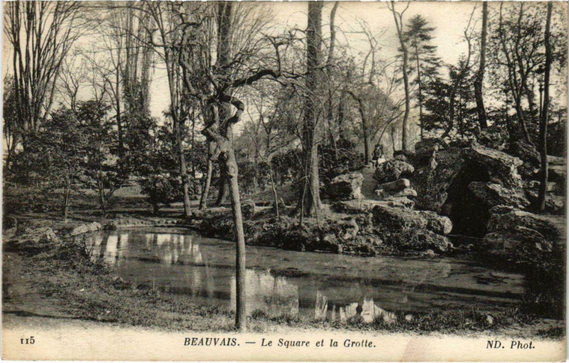 Carte postale ancienne Beauvais - Le Square et la Grotte à Beauvais