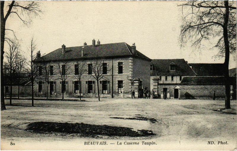 Carte postale ancienne Beauvais - La Caserne Taupin à Beauvais
