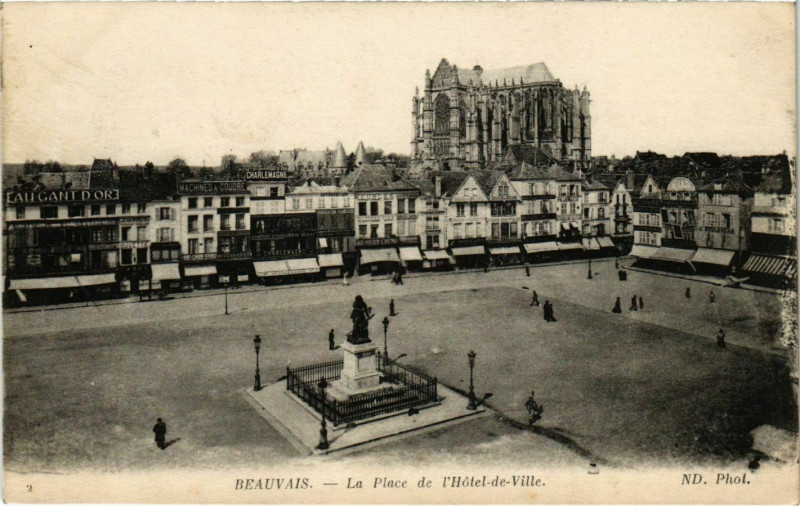 Carte postale ancienne Beauvais - La Place de l'Hotel-de-Ville à Beauvais