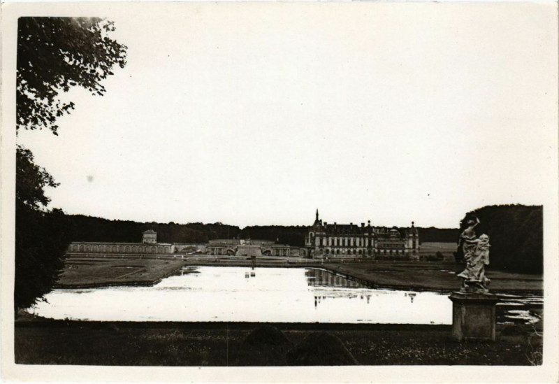Carte postale ancienne Chantilly - Le Chateau - Vu du Saut de Loup à Chantilly