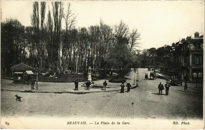 Carte postale ancienne Beauvais - La Place de la Gare à Beauvais