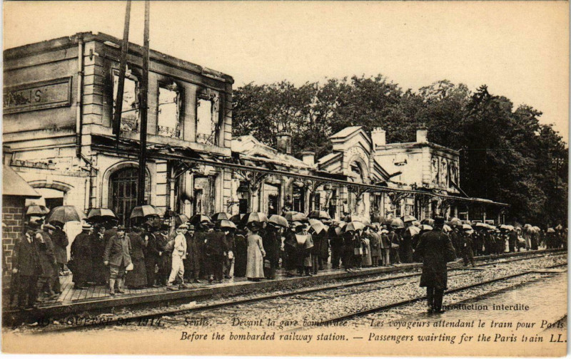 Carte postale ancienne Senlis - Devant la Gare Bombardee à Senlis