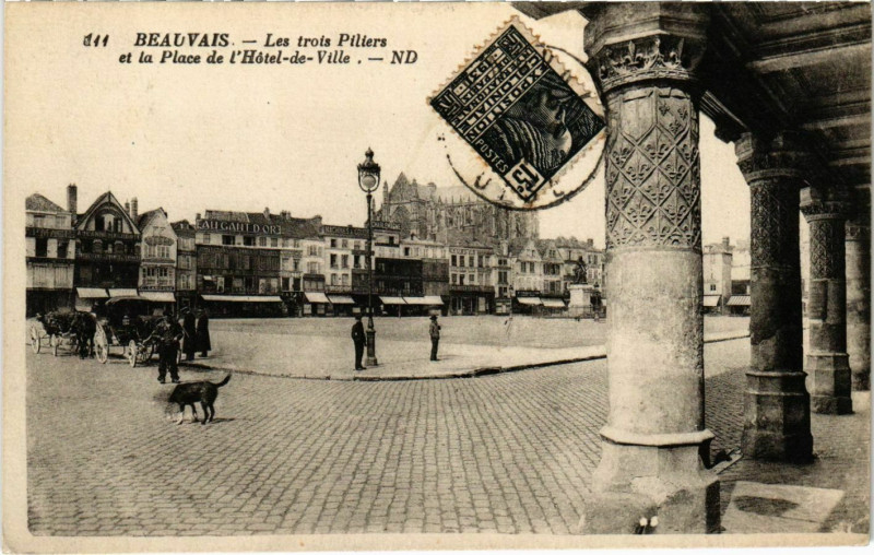Carte postale ancienne Beauvais - Les Trois Piliers et la Place de l'Hotel-de-Ville à Beauvais