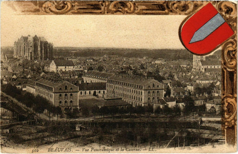 Carte postale ancienne Beauvais - Vue Panoramique et la Caserne à Beauvais
