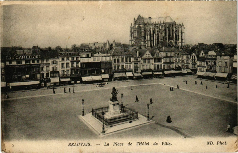 Carte postale ancienne Beauvais - La Place de l'Hotel de Ville à Beauvais
