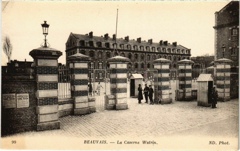 Carte postale ancienne Beauvais - La Caserne Watrin à Beauvais