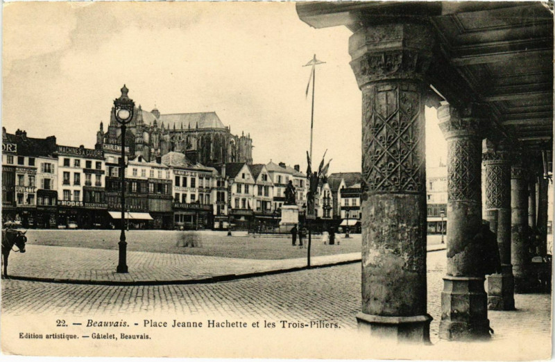 Carte postale ancienne Beauvais - Place Jeanne Hachette et les Trois-Piliers à Beauvais