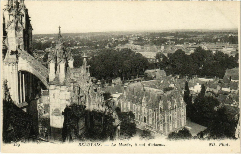 Carte postale ancienne Beauvais - Le Musee a vol d'Oiseau à Beauvais