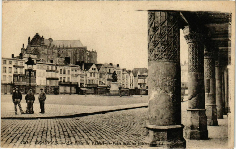 Carte postale ancienne Beauvais - La Place de l'Hotel-de-Ville avec les Piliers à Beauvais