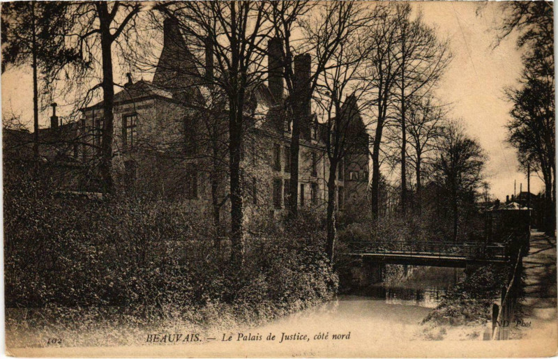 Carte postale ancienne Beauvais - Le Palais de Justice - Cote Nord à Beauvais