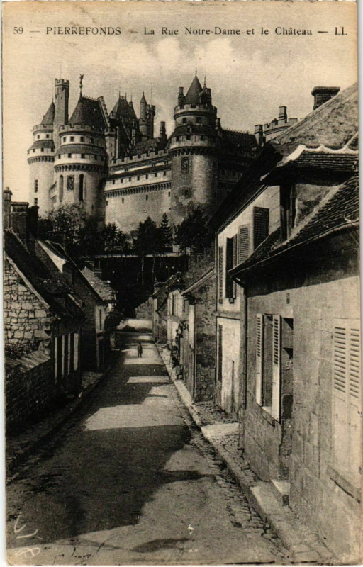 Carte postale ancienne Pierrefonds - La Rue Notre-Dame et le Chateau à Pierrefonds