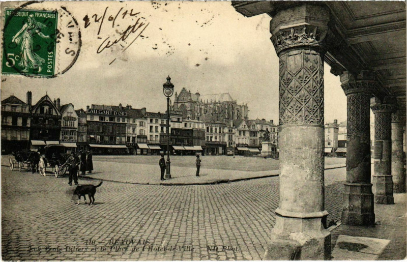 Carte postale ancienne Beauvais - Les Trois Piliers et la Place de l'Hotel-de-Ville à Beauvais