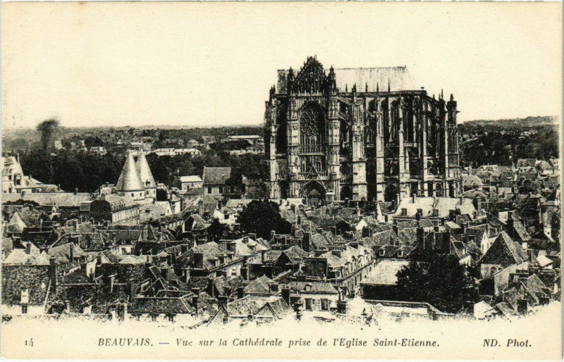Carte postale ancienne Beauvais - Vue sur la Cathedrale prise de l'Eglise Saint-Etienne à Beauvais