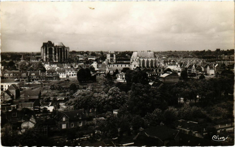 Carte postale ancienne Beauvais - Vue Generale - A Gauche - La Cathedrale à Beauvais