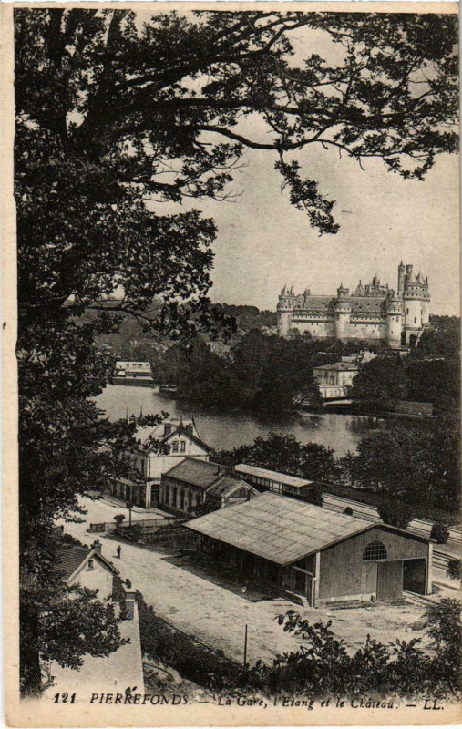 Carte postale ancienne Pierrefonds - La Gare - L'Etang et le Chateau à Pierrefonds
