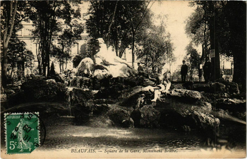 Carte postale ancienne Beauvais - Square de la Gare - Monument Briere à Beauvais