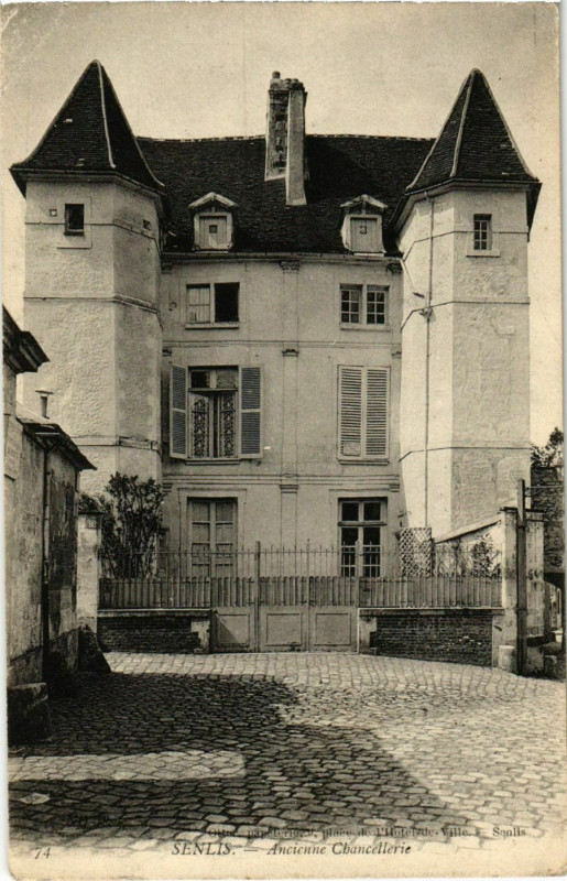 Carte postale ancienne Senlis - Ancienne Chancellerie à Senlis