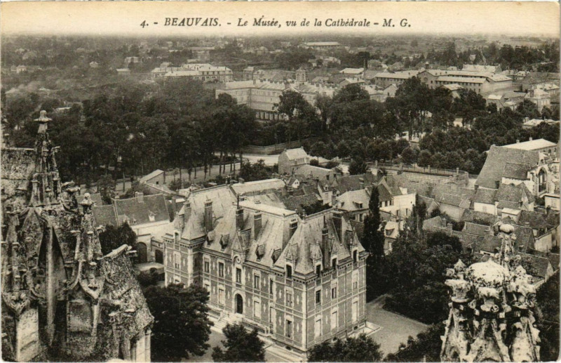 Carte postale ancienne Beauvais - Le Musee - Vu de la Cathedrale à Beauvais