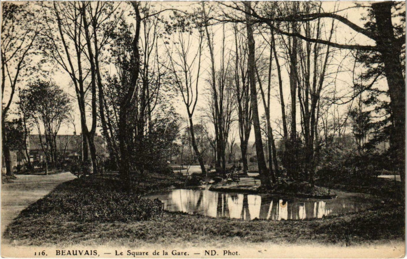 Carte postale ancienne Beauvais - Le Square de la Gare à Beauvais