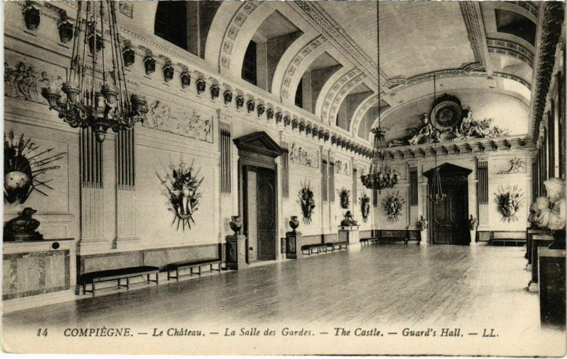 Carte postale ancienne Compiegne - Le Chateau - La Salle des Gardes à Compiègne