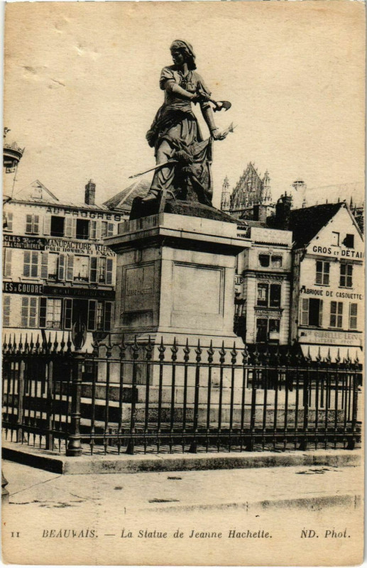 Carte postale ancienne Beauvais - La Statue de Jeanne Hachette à Beauvais