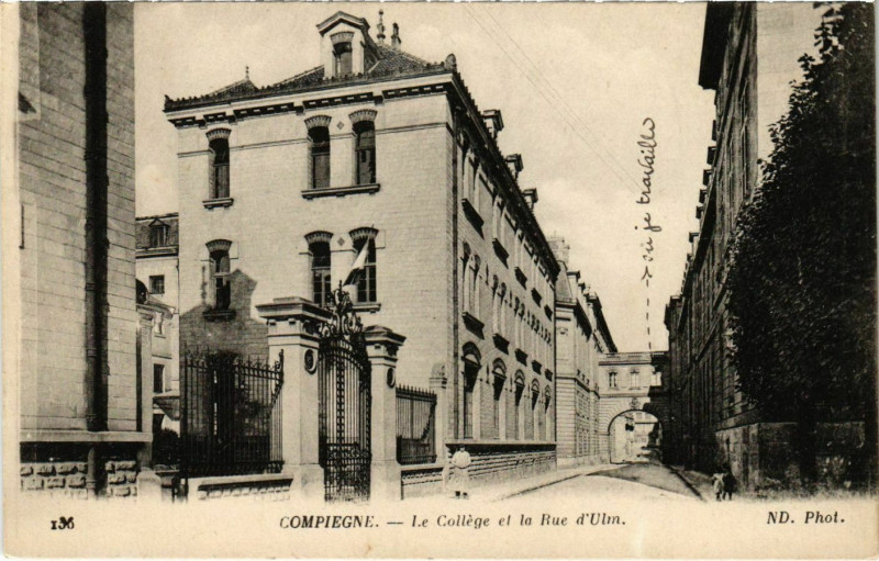 Carte postale ancienne Compiegne - Le College et la Rue d'Ulm à Compiègne