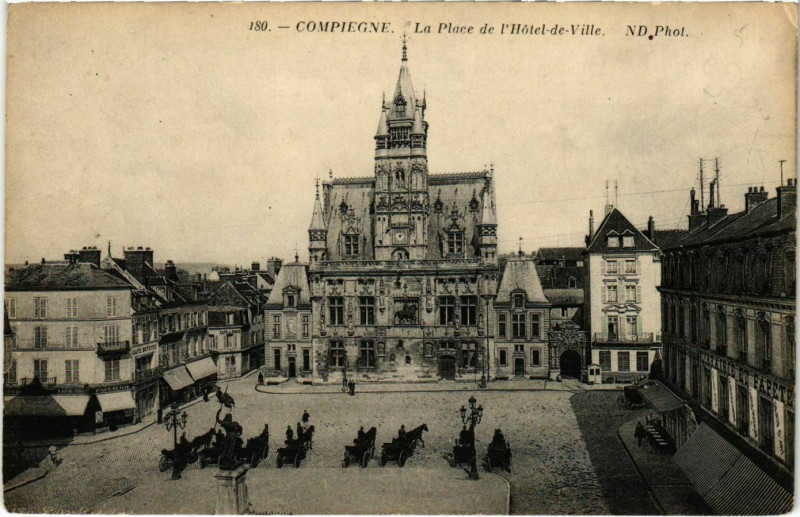 Carte postale ancienne Compiegne - La Place de l'Hotel-de-Ville à Compiègne