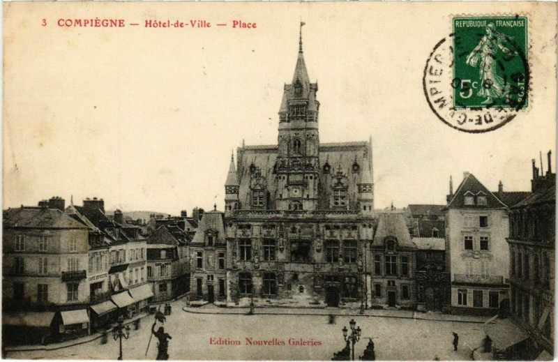 Carte postale ancienne Compiegne - Hotel-de-Ville - Place à Compiègne