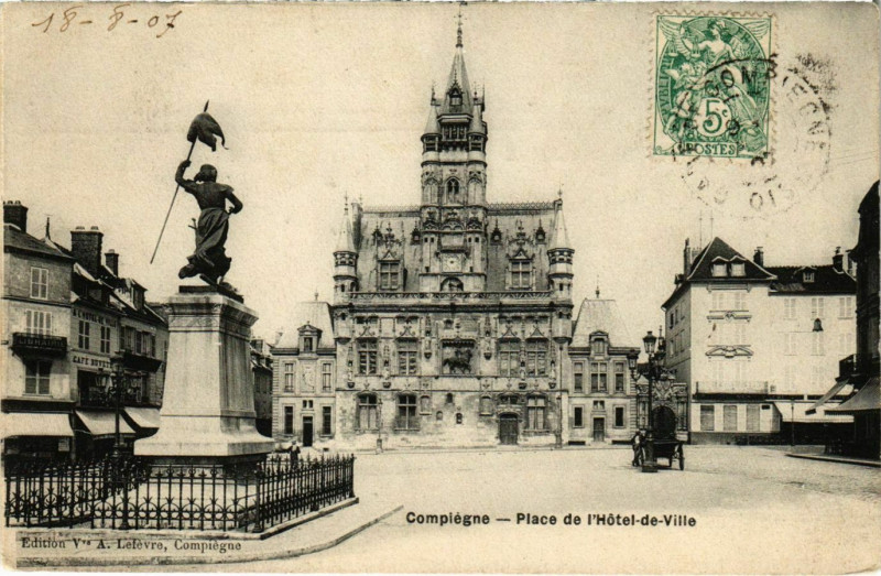 Carte postale ancienne Compiegne - Place de l'Hotel-de-Ville à Compiègne