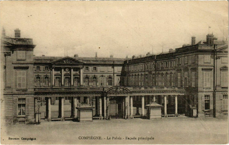 Carte postale ancienne Compiegne - Le Palais - Facade Principale à Compiègne