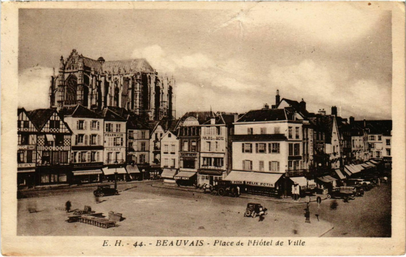 Carte postale ancienne Beauvais - Place de l'Hotel de Ville à Beauvais