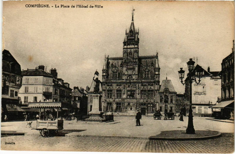 Carte postale ancienne Compiegne - La Place de l'Hotel-de-Ville à Compiègne