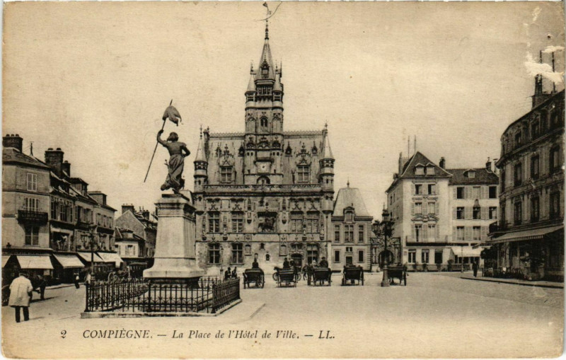 Carte postale ancienne Compiegne - La Place de l'Hotel de Ville à Compiègne