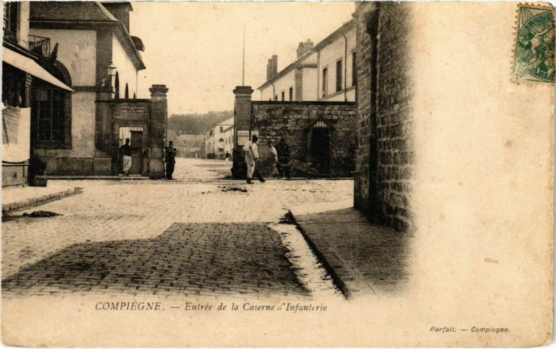Carte postale ancienne Compiegne - Entree de la Caserne d'Infanterie à Compiègne