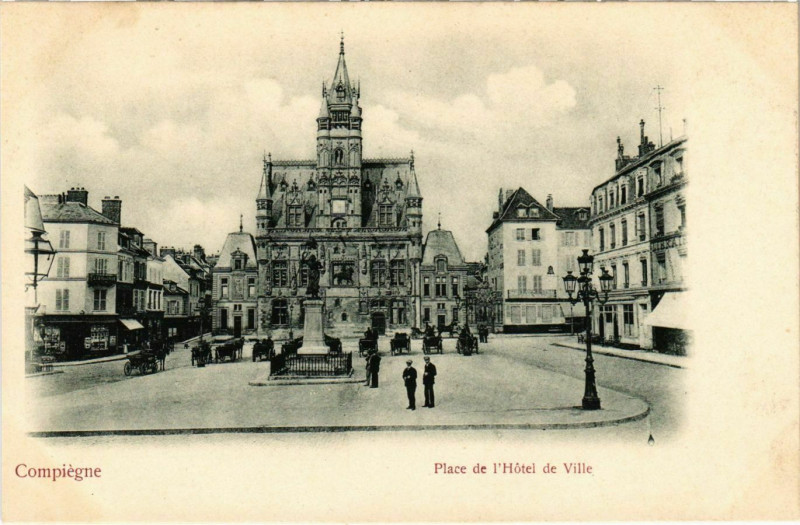 Carte postale ancienne Compiegne - Place de l'Hotel de Ville à Compiègne