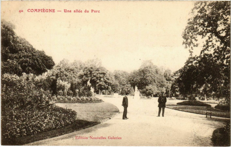 Carte postale ancienne Compiegne - Une Allee du Parc à Compiègne
