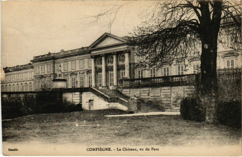 Carte postale ancienne Compiegne - Le Chateau - Vu du Parc à Compiègne