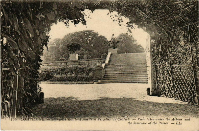 Carte postale ancienne Compiegne - Vue prise sous la Tonnelle et l'Escalier du Chateau à Compiègne