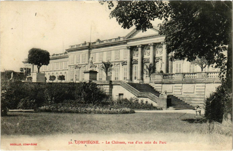 Carte postale ancienne Compiegne - Le Chateau - Vue d'un Coin du Parc à Compiègne