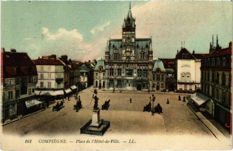 Carte postale ancienne Compiegne - Place de l'Hotel-de-Ville à Compiègne