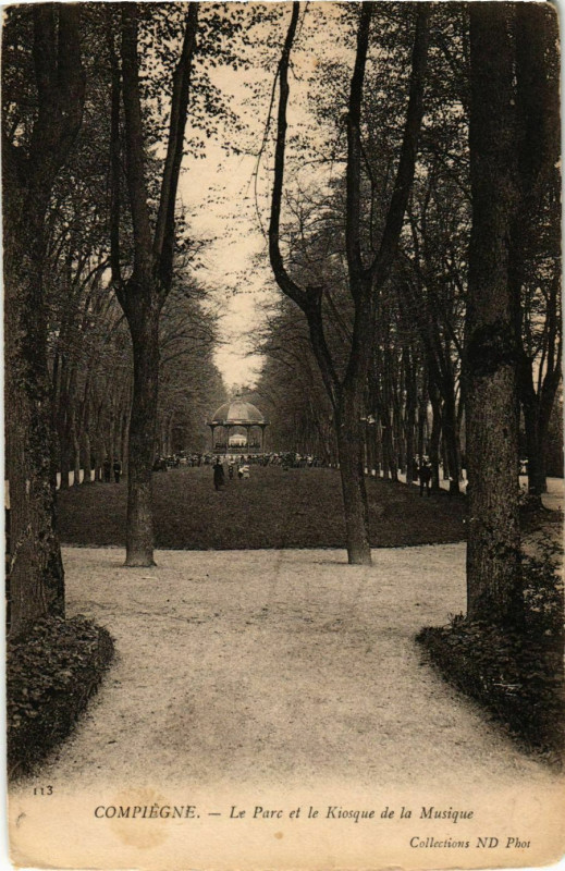 Carte postale ancienne Compiegne - Le Parc et le Kiosque de la Musique à Compiègne