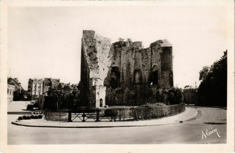 Carte postale ancienne Compiegne - La Tour Jeanne d'Arc à Compiègne