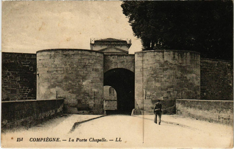 Carte postale ancienne Compiegne - La Porte Chapelle à Compiègne