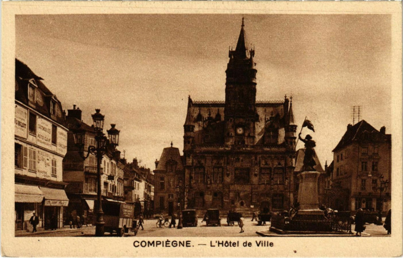 Carte postale ancienne Compiegne - L'Hotel de Ville à Compiègne