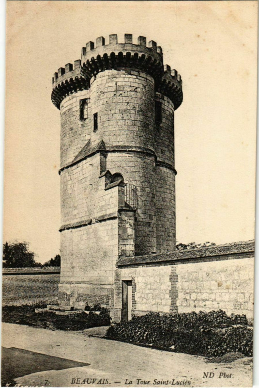 Carte postale ancienne Beauvais - La Tour Saint-Lucien à Beauvais